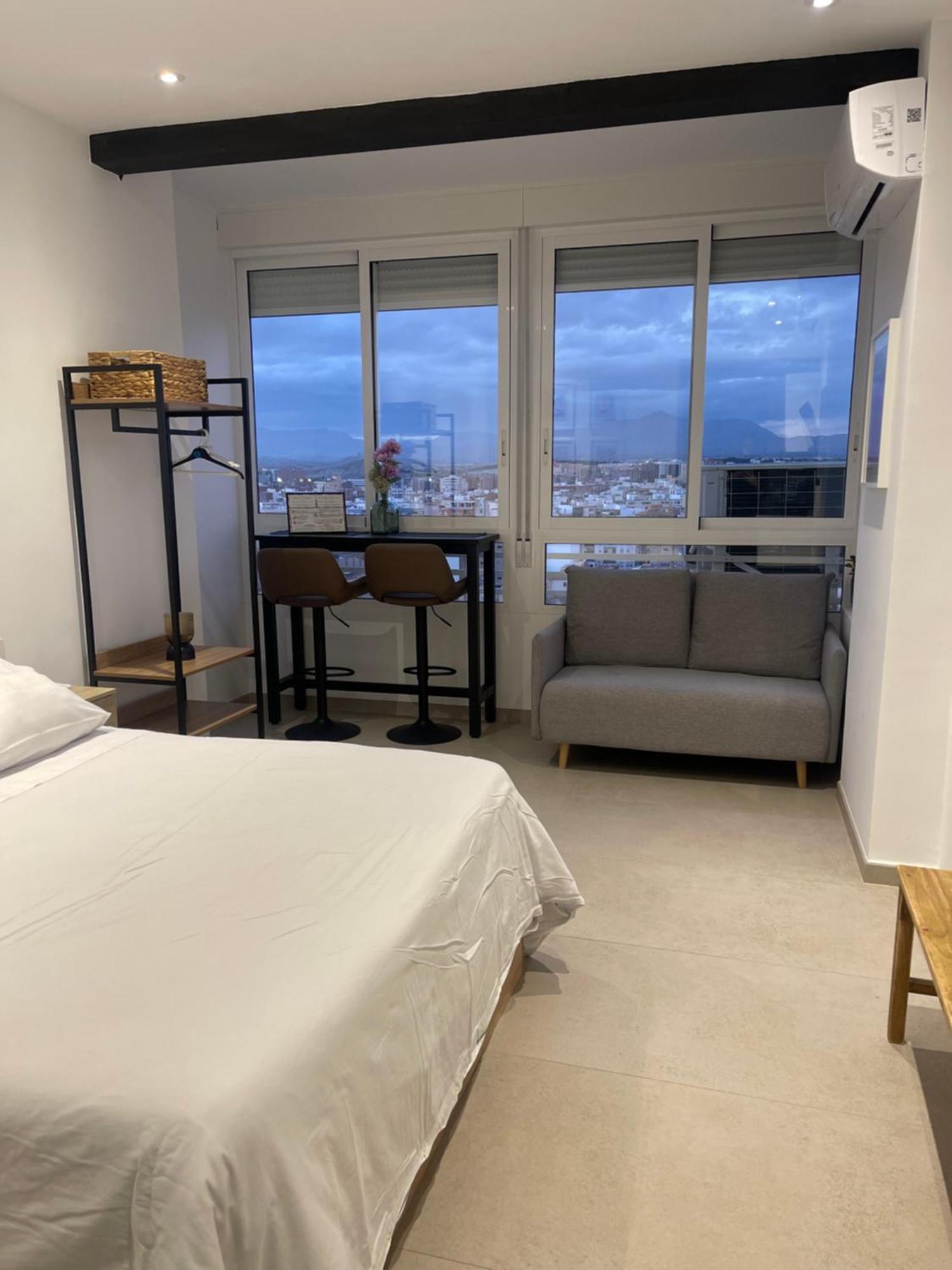 Sky Views Studio In City Centre Аликанте Экстерьер фото